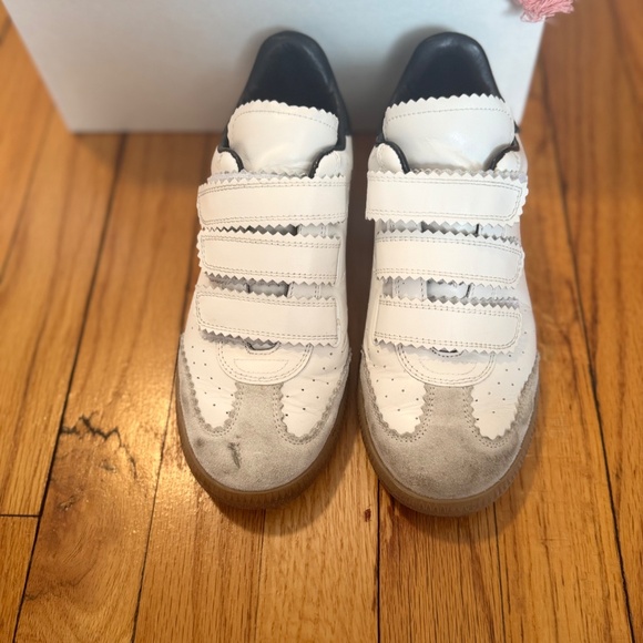 Sneakers - Picture 6 of 9